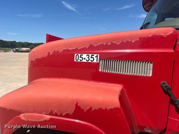 image for item EK8714 2006 Mack CHN613 semi truck