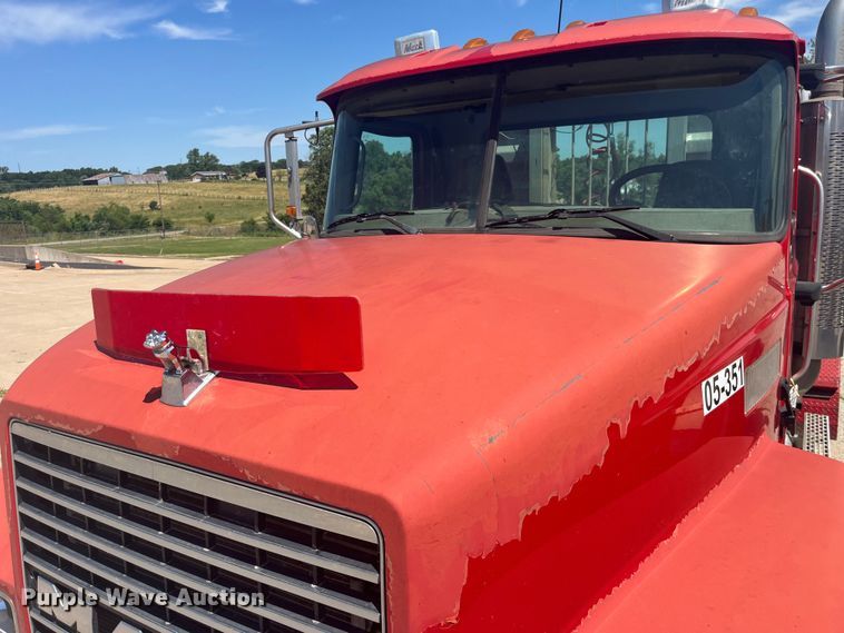 image for item EK8714 2006 Mack CHN613 semi truck