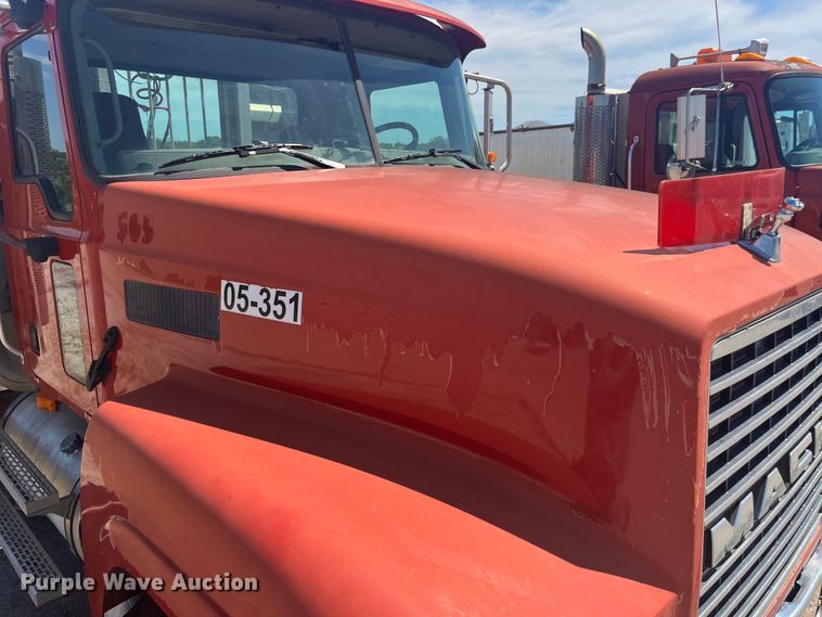 image for item EK8714 2006 Mack CHN613 semi truck