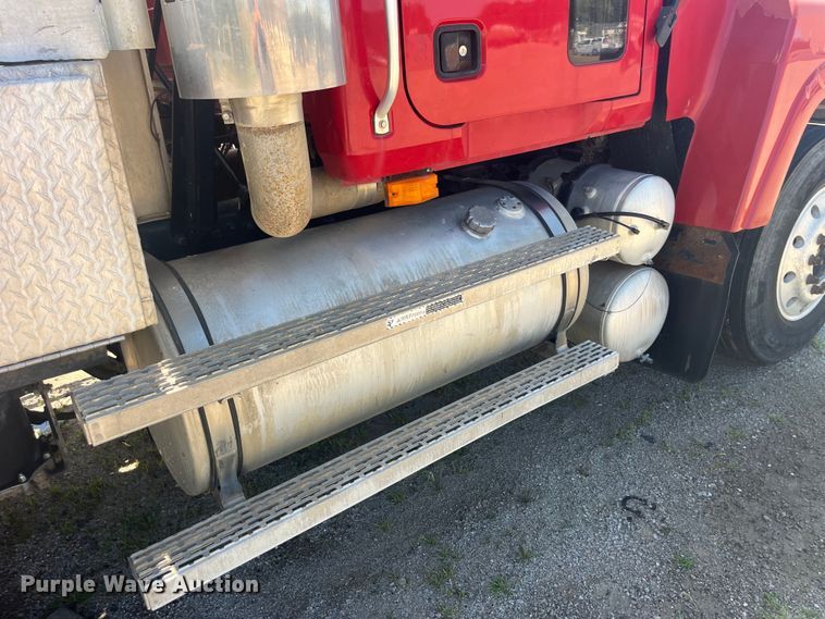 image for item EK8714 2006 Mack CHN613 semi truck