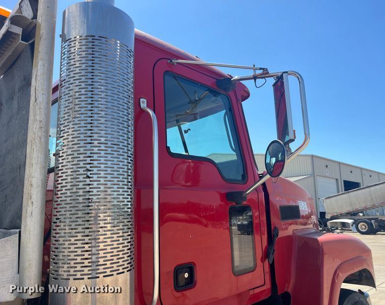 image for item EK8714 2006 Mack CHN613 semi truck