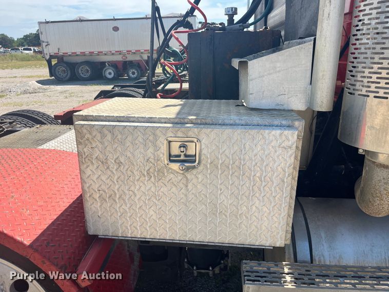 image for item EK8714 2006 Mack CHN613 semi truck