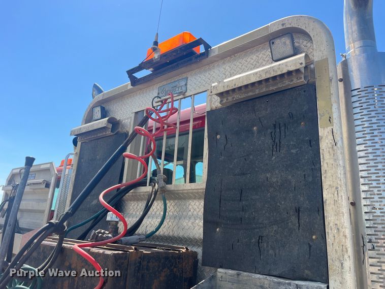 image for item EK8714 2006 Mack CHN613 semi truck