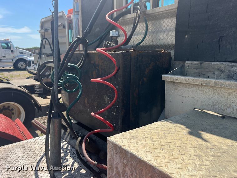 image for item EK8714 2006 Mack CHN613 semi truck