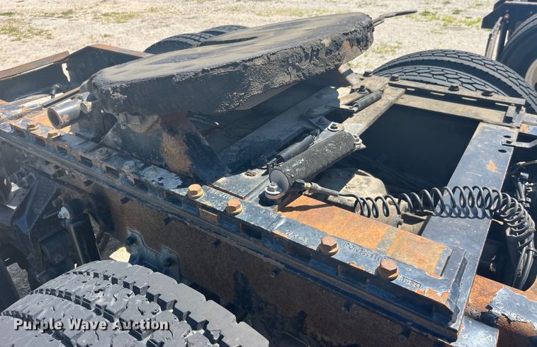 image for item EK8714 2006 Mack CHN613 semi truck