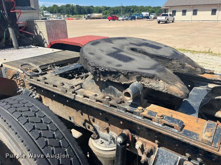 image for item EK8714 2006 Mack CHN613 semi truck