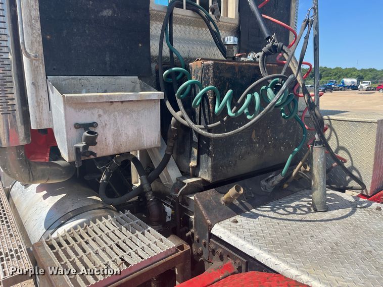 image for item EK8714 2006 Mack CHN613 semi truck