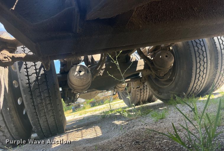 image for item EK8714 2006 Mack CHN613 semi truck