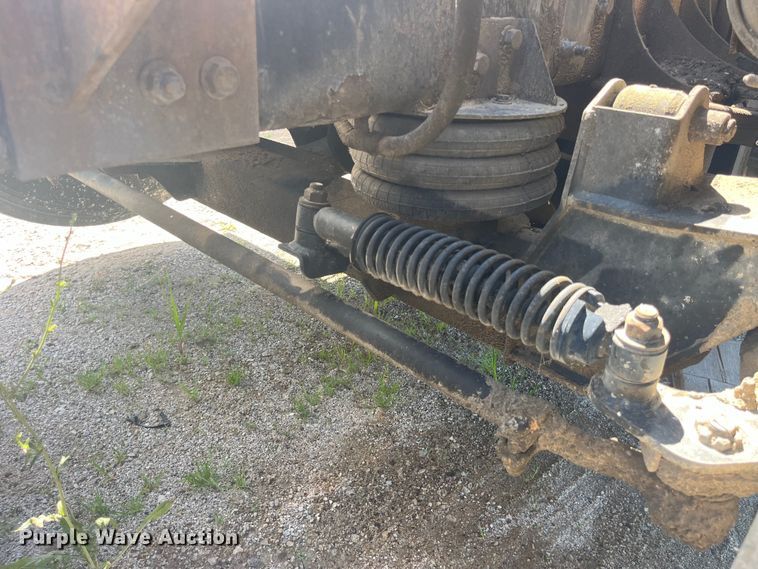 image for item EK8714 2006 Mack CHN613 semi truck