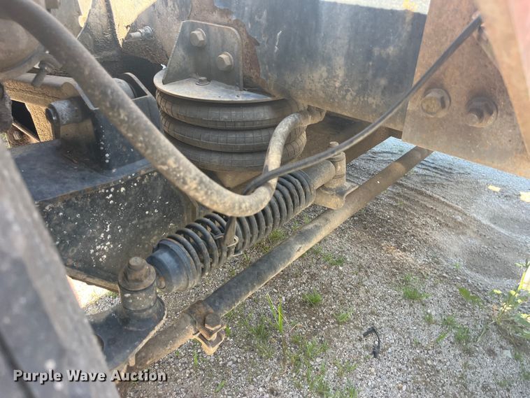 image for item EK8714 2006 Mack CHN613 semi truck