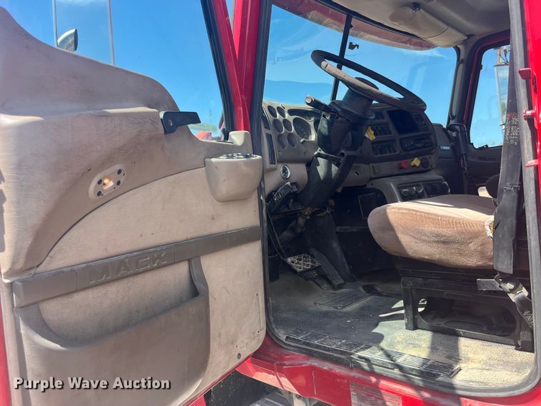 image for item EK8714 2006 Mack CHN613 semi truck