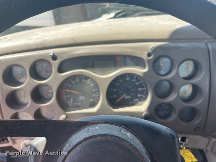 image for item EK8714 2006 Mack CHN613 semi truck