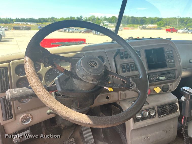 image for item EK8714 2006 Mack CHN613 semi truck