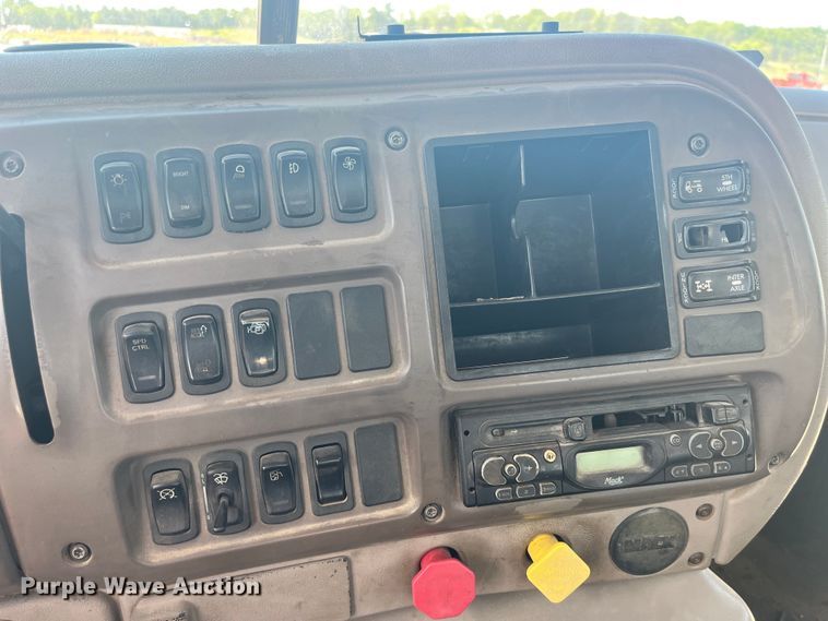 image for item EK8714 2006 Mack CHN613 semi truck