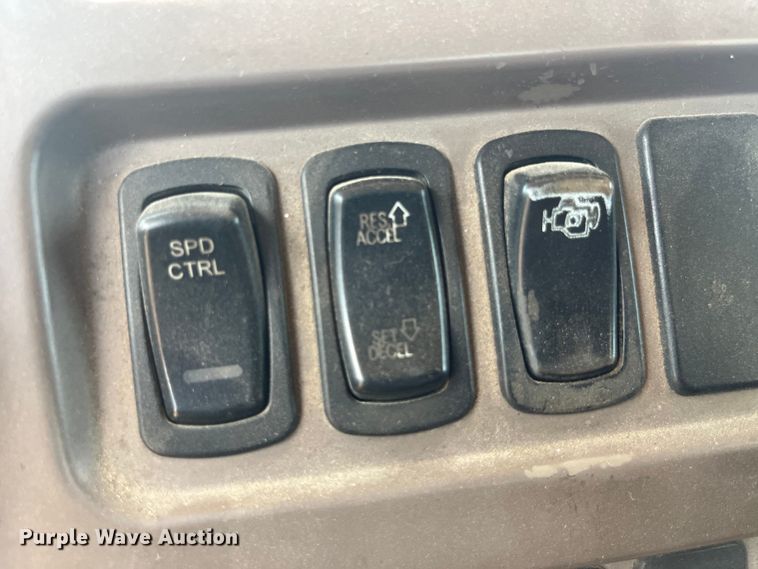 image for item EK8714 2006 Mack CHN613 semi truck