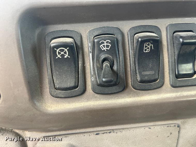 image for item EK8714 2006 Mack CHN613 semi truck