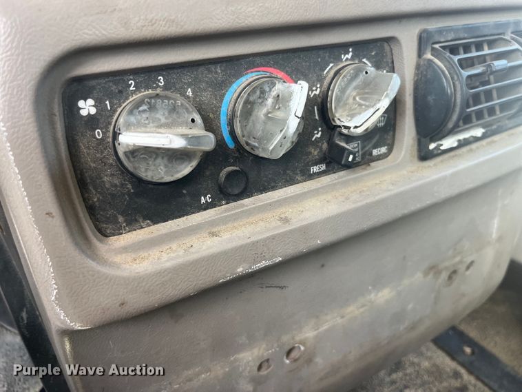 image for item EK8714 2006 Mack CHN613 semi truck