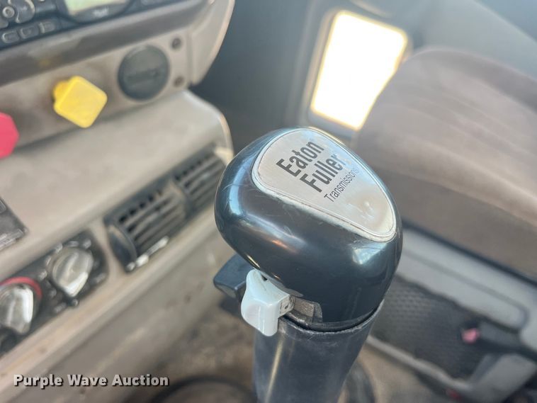 image for item EK8714 2006 Mack CHN613 semi truck