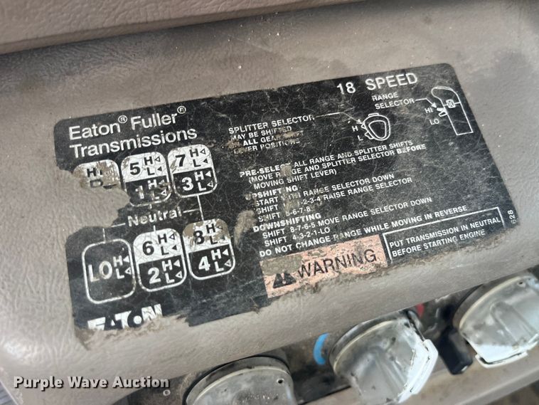 image for item EK8714 2006 Mack CHN613 semi truck