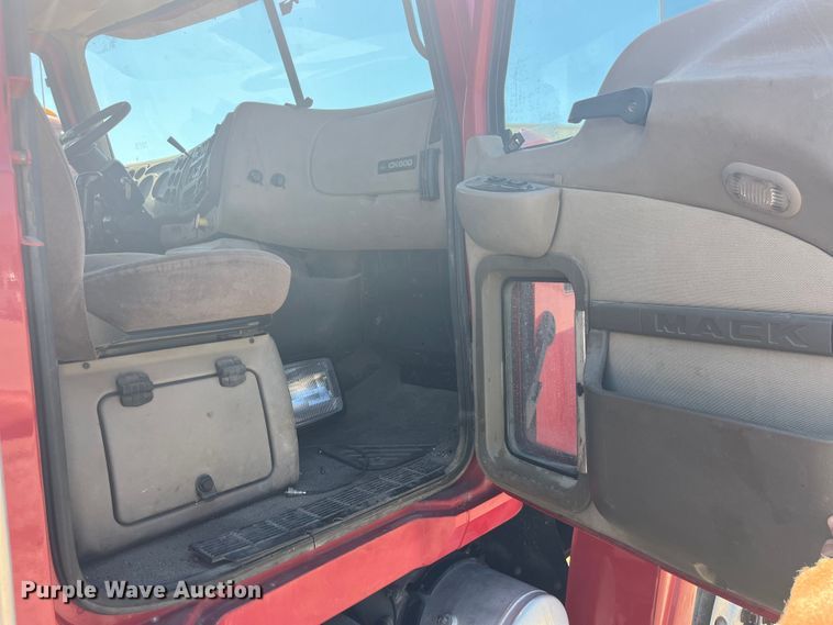 image for item EK8714 2006 Mack CHN613 semi truck