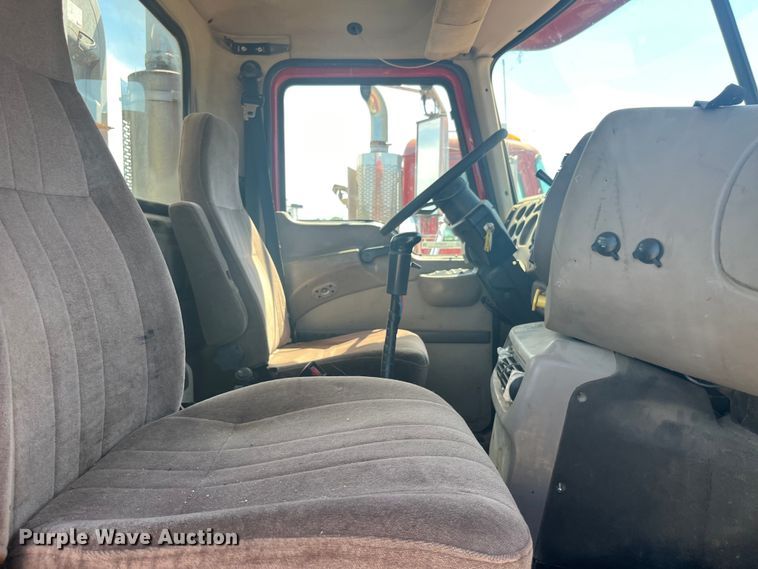 image for item EK8714 2006 Mack CHN613 semi truck