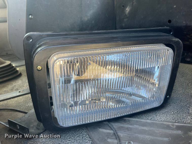 image for item EK8714 2006 Mack CHN613 semi truck