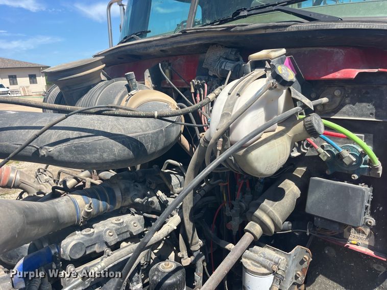 image for item EK8714 2006 Mack CHN613 semi truck