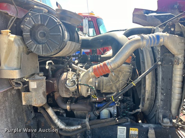 image for item EK8714 2006 Mack CHN613 semi truck