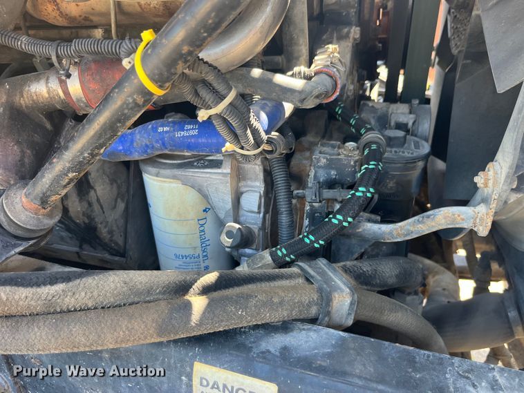 image for item EK8714 2006 Mack CHN613 semi truck