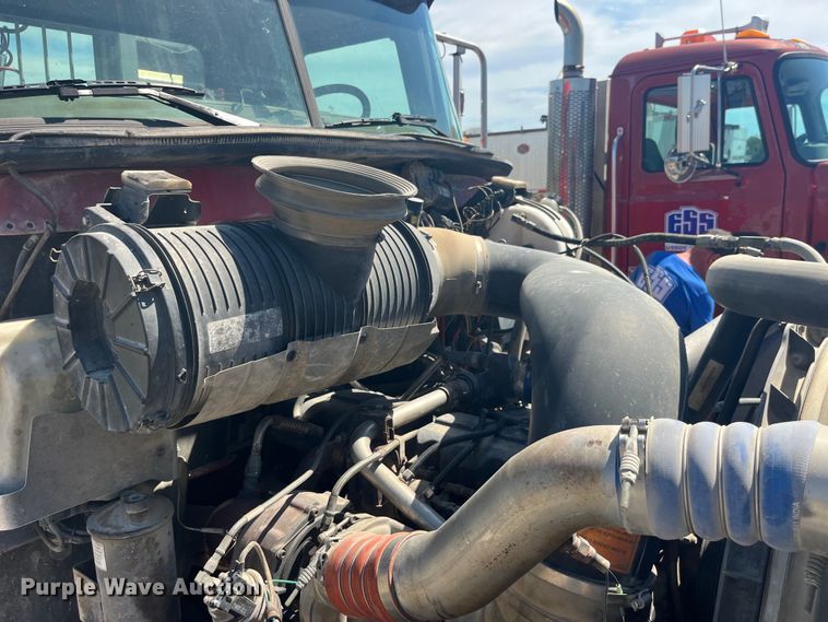 image for item EK8714 2006 Mack CHN613 semi truck