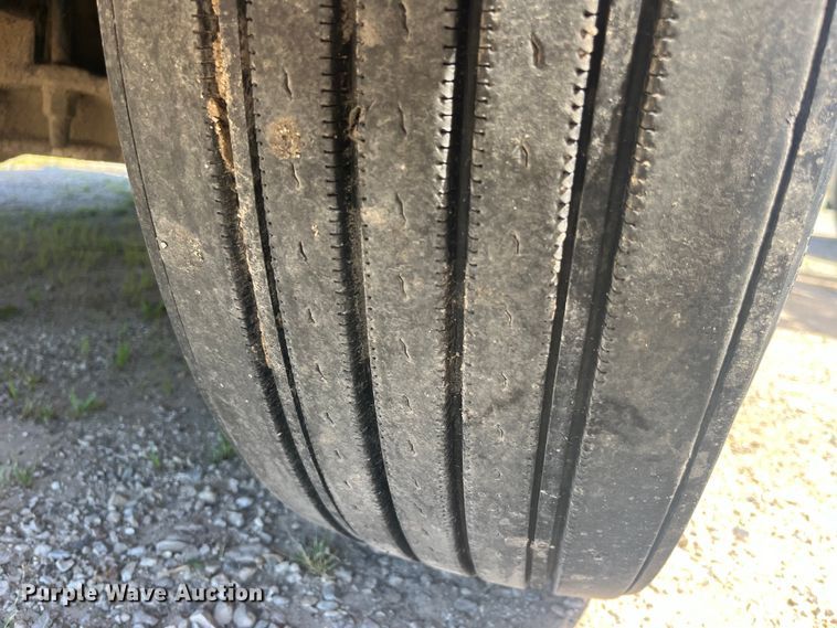 image for item EK8714 2006 Mack CHN613 semi truck