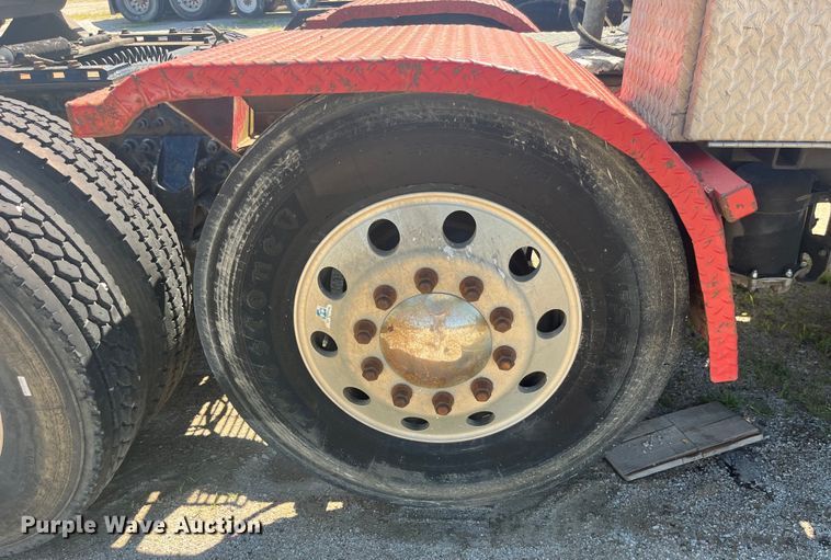 image for item EK8714 2006 Mack CHN613 semi truck