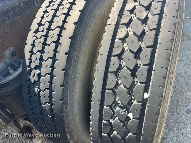 image for item EK8714 2006 Mack CHN613 semi truck