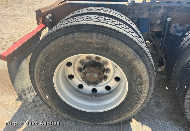 image for item EK8714 2006 Mack CHN613 semi truck