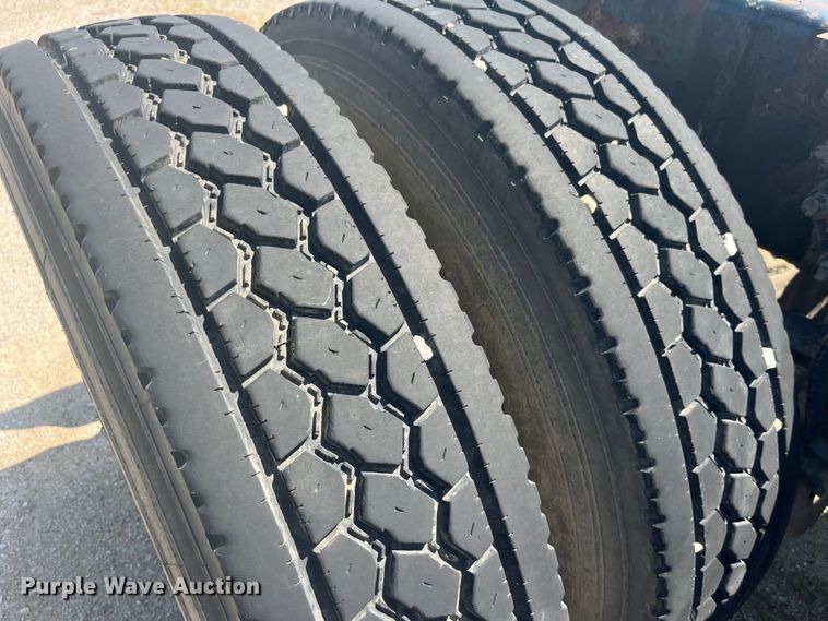 image for item EK8714 2006 Mack CHN613 semi truck