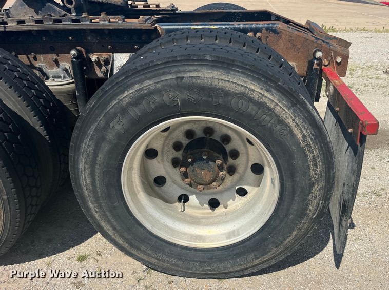 image for item EK8714 2006 Mack CHN613 semi truck