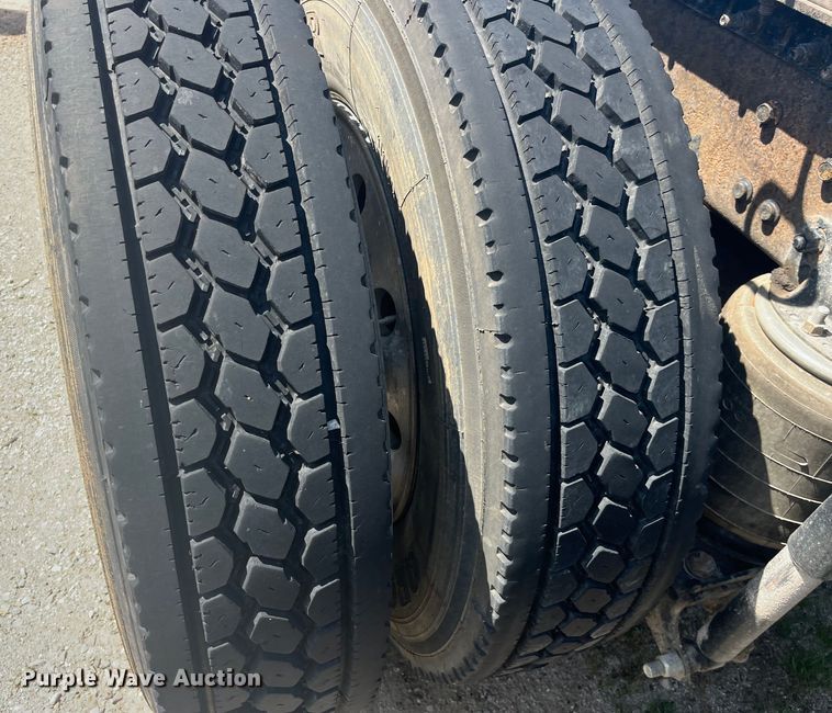 image for item EK8714 2006 Mack CHN613 semi truck