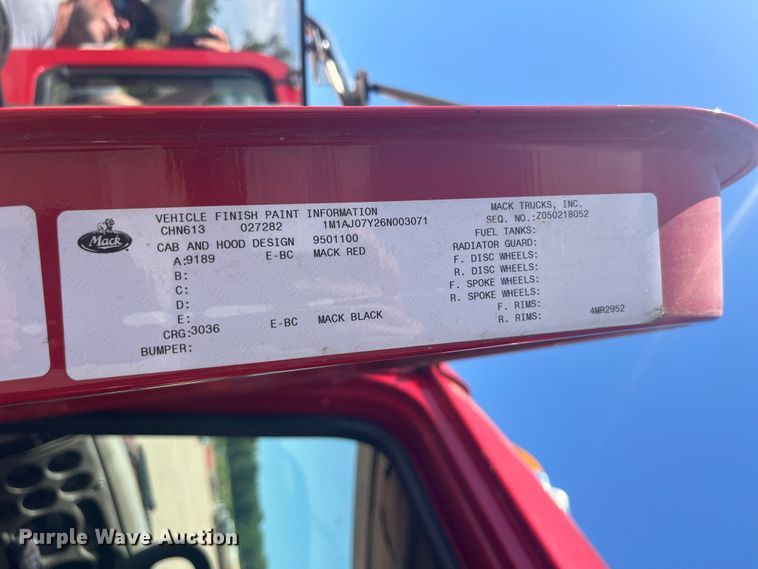 image for item EK8714 2006 Mack CHN613 semi truck