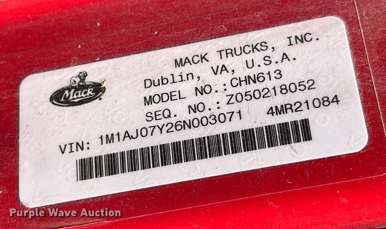 image for item EK8714 2006 Mack CHN613 semi truck