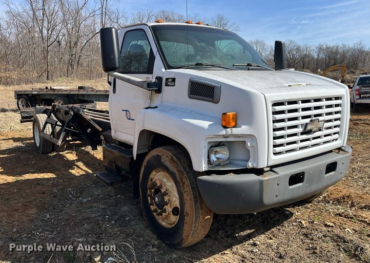 image for item LE9020 2003 Chevrolet  C7500 truck cab and chassis