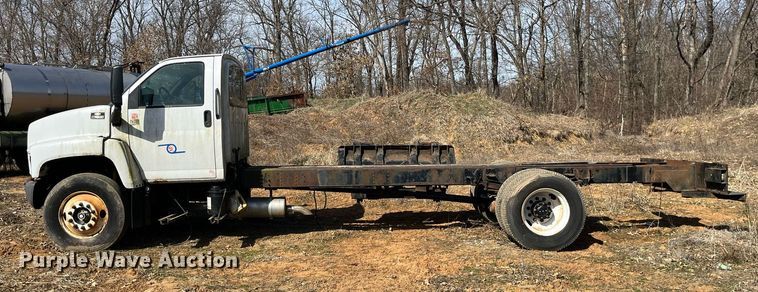 image for item LE9020 2003 Chevrolet  C7500 truck cab and chassis