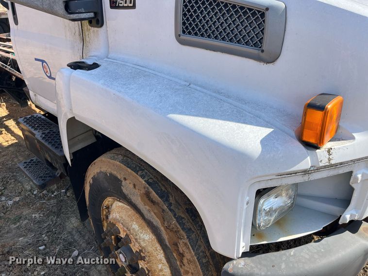 image for item LE9020 2003 Chevrolet  C7500 truck cab and chassis