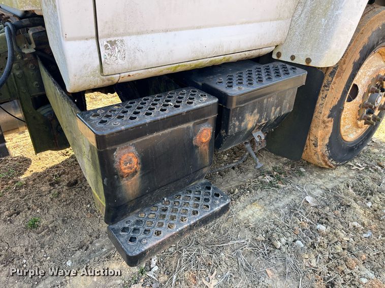 image for item LE9020 2003 Chevrolet  C7500 truck cab and chassis