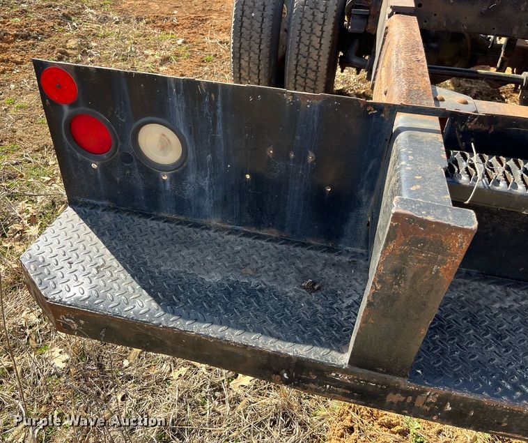 image for item LE9020 2003 Chevrolet  C7500 truck cab and chassis