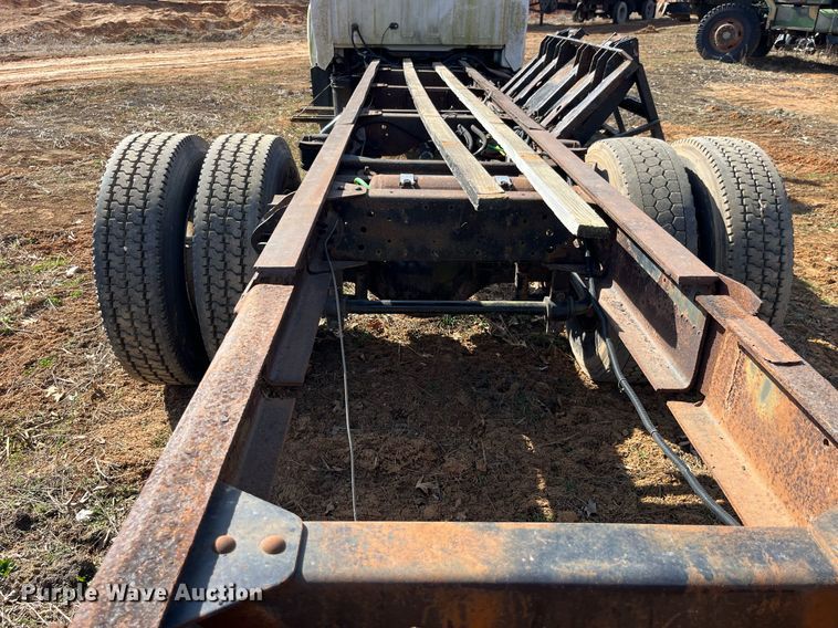 image for item LE9020 2003 Chevrolet  C7500 truck cab and chassis