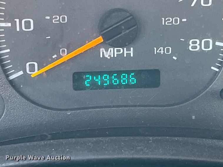 image for item LE9020 2003 Chevrolet  C7500 truck cab and chassis