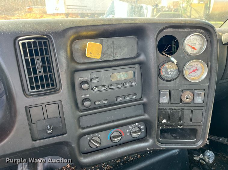 image for item LE9020 2003 Chevrolet  C7500 truck cab and chassis