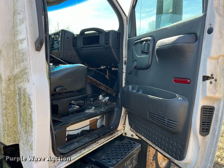 image for item LE9020 2003 Chevrolet  C7500 truck cab and chassis