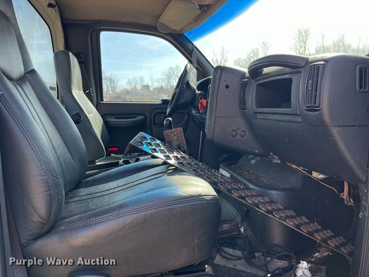 image for item LE9020 2003 Chevrolet  C7500 truck cab and chassis