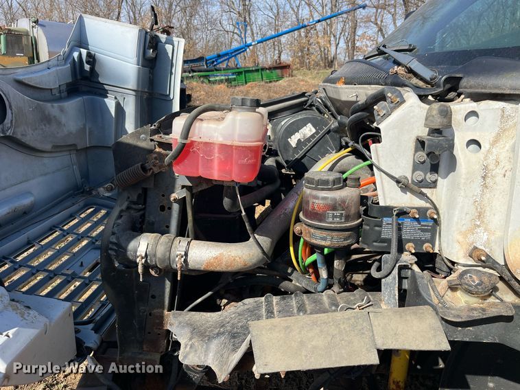 image for item LE9020 2003 Chevrolet  C7500 truck cab and chassis